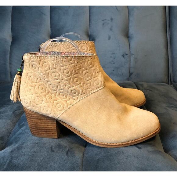TOMS Leila Bootie U.S. Women's Size 8 Oxford Tan Suede Embossed Tassel Detail - Picture 2 of 8